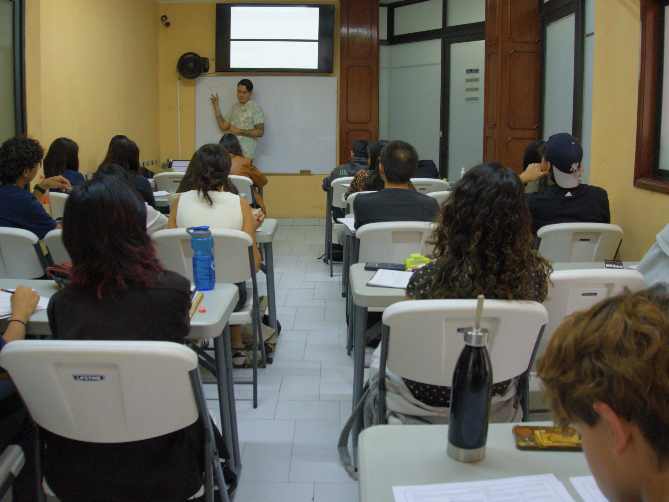 Fotografía de una clase presencial en Suma-T, donde estudiantes reciben preparación con metodología probada, práctica guiada y simuladores para ingresar a la UNAM o al IPN en 2026.
