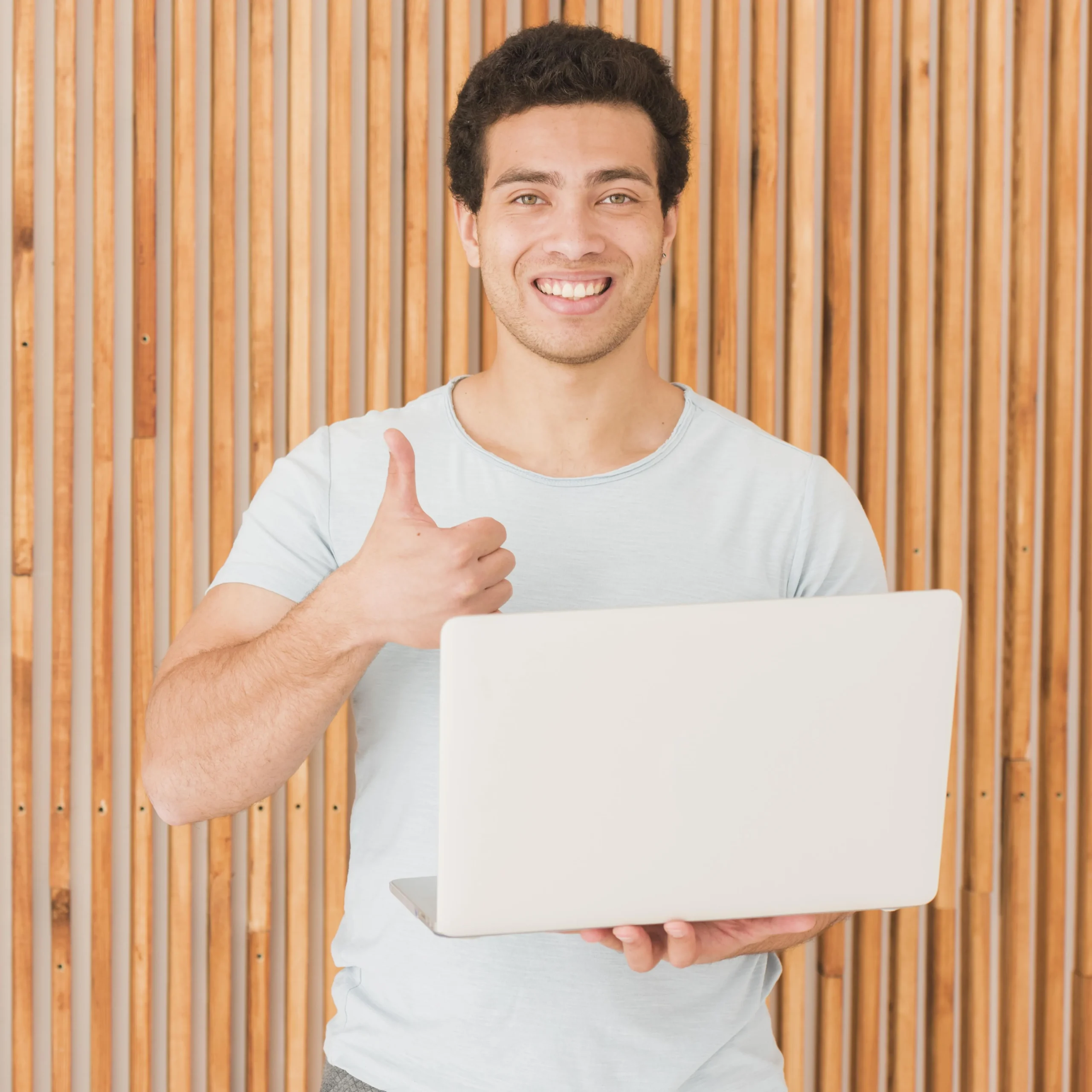 Alumno satisfecho en clases presenciales de Suma-T en CDMX