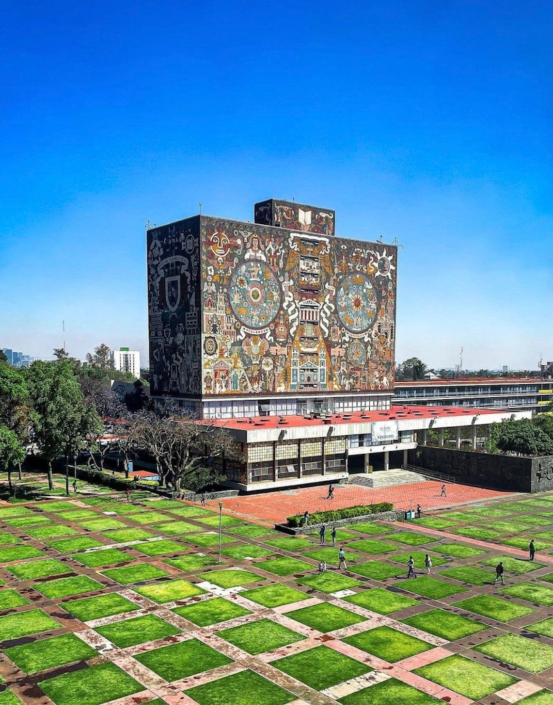 Estudiantes en la explanada de la biblioteca central tras su ingreso a la universidad gracias a SUMA-T.